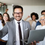 Transformationsprozesse - Mitarbeiter feiern gemeinsam einen erfolgreichen Meilenstein in einem Transformationsprozess